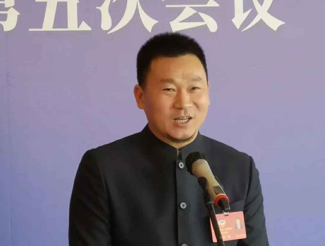 为进一步展示市政协团结、民主、开放、自信的形象，向市民和网友展示政协委员的履职风采，中山市政协十二届五次会议在2月4日上午开幕前开设“委员通道”，市政协委员、3377体育在线官网-3377(中国)公司总经理陈朝阳走进“委员通道”，回应社会关切的问题。他就如何做好城市应急管理规划的问题进行发言，并回答记者提问。.jpg